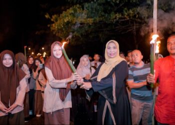 Nagan Raya Fitriany Farhas didampingi Forkopimda melepas pawai yang ditandai penyerahan obor secara simbolis kepada peserta di pintu gerbang kompleks perkantoran, Jalan Poros Utama, Suka Makmue, Selasa (9/4/2024) malam.