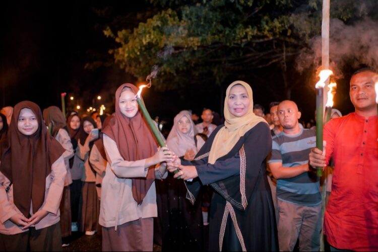 Nagan Raya Fitriany Farhas didampingi Forkopimda melepas pawai yang ditandai penyerahan obor secara simbolis kepada peserta di pintu gerbang kompleks perkantoran, Jalan Poros Utama, Suka Makmue, Selasa (9/4/2024) malam.