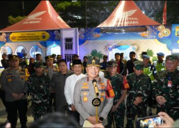 BERI ARAHAN: Kapolda Sumut, Irjen Pol Agung Setya Imam Effendi memberikan arahan saat menyambangi Pos Terpadu Operasi Ketupat Toba 2024 di Lapangan Merdeka, Medan, Selasa (9/4/2024) malam. (Foto Dok/ Polda Sumut).