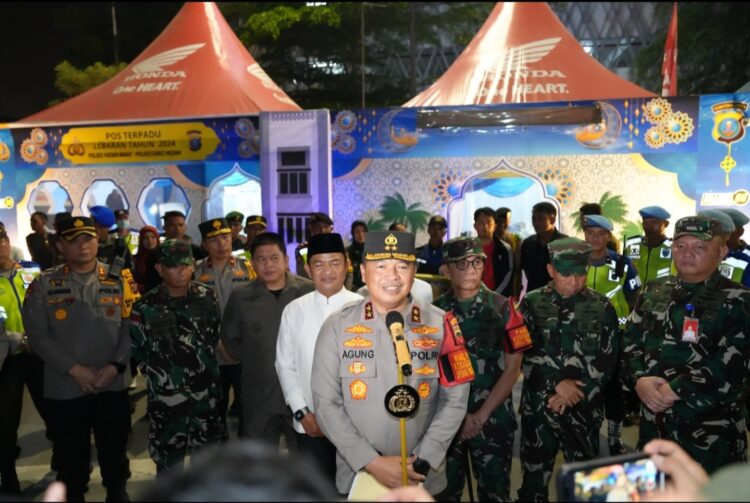 BERI ARAHAN: Kapolda Sumut, Irjen Pol Agung Setya Imam Effendi memberikan arahan saat menyambangi Pos Terpadu Operasi Ketupat Toba 2024 di Lapangan Merdeka, Medan, Selasa (9/4/2024) malam. (Foto Dok/ Polda Sumut).