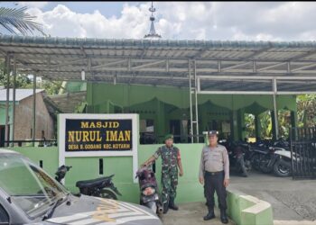 BERI PENGAMANAN: Gabungan Kepolisian Sektor Kotarih Polres Sergai (Sumut) bersama-sama Komando Rayon Militer (Koramil) 17/KTR Kodim 0204/Deli Serdang beri pengamanan shalat Jumat di sejumlah Masjid di wilayah hukum Polsek Kotarih, Jumat (12/4/2024). (Foto Dok/ Polsek Kotarih)