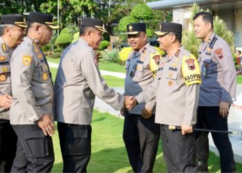 Kapolda Jateng saat memimpin apel pagi di Lapangan Apel Mapolda Jateng pada Selasa, (16/4/24) pagi. Pada kesempatan tersebut juga dilaksanakan Halal Bihalal di Polda Jateng diikuti seluruh PJU dan peserta apel.