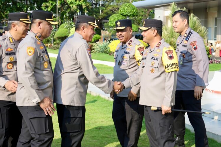 Kapolda Jateng saat memimpin apel pagi di Lapangan Apel Mapolda Jateng pada Selasa, (16/4/24) pagi. Pada kesempatan tersebut juga dilaksanakan Halal Bihalal di Polda Jateng diikuti seluruh PJU dan peserta apel.