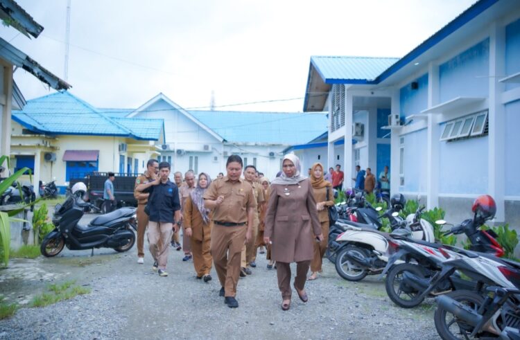 Penjabat (Pj) Bupati Nagan Raya, Provinsi Aceh, Fitriany Farhas, AP., S.Sos., M.Si melakukan inspeksi mendadak (sidak) ke sejumlah perangkat daerah pada hari pertama masuk kerja setelah libur Idul Fitri 1445 Hijriah/2024 Masehi.