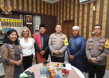 Irjen Pol Agung Setya IE S.H., S.I.K., M.Si bersama Ny. Ernie Agung Setya, Ketua Bhayangkari Daerah Sumut, melakukan kunjungan kerja ke Polres Samosir. Kedatangan mereka disambut oleh Kapolres Samosir AKBP Yogie Hardiman, S.H., S.I.K., M.H dan Ketua Bhayangkari Cabang Samosir Ny. Widia Hardiman. Sabtu,(19/04/2024).