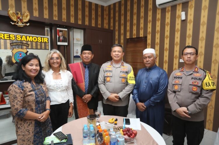 Irjen Pol Agung Setya IE S.H., S.I.K., M.Si bersama Ny. Ernie Agung Setya, Ketua Bhayangkari Daerah Sumut, melakukan kunjungan kerja ke Polres Samosir. Kedatangan mereka disambut oleh Kapolres Samosir AKBP Yogie Hardiman, S.H., S.I.K., M.H dan Ketua Bhayangkari Cabang Samosir Ny. Widia Hardiman. Sabtu,(19/04/2024).