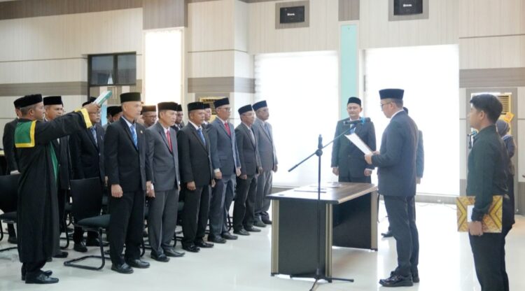 Pj Wali Kota Sabang Reza Fahlevi melantik dan menyumpah 18 Pejabat Pimpinan Tinggi Pratama (Eselon II) di Lingkungan Pemerintah Kota Sabang, bertempat di Aula Pulau Weh Kantor Wali Kota Sabang.