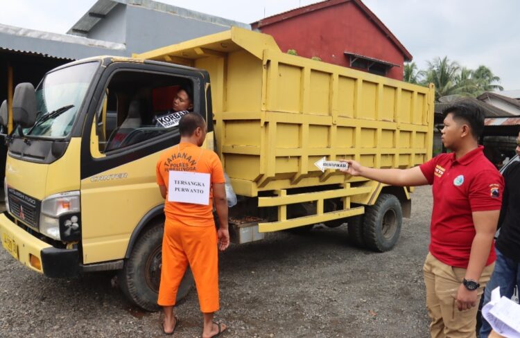 Polres Purbalingga menggelar rekonstruksi atau pengambaran kembali peristiwa pembunuhan sopir truk di jembatan Sungai Serayu Desa Kembangan, Kecamatan Bukateja, Kabupaten Purbalingga, Selasa (23/4/2024) sore.
