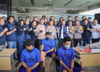 Kapolda Jateng Irjen Pol Ahmad Luthfi dalam sebuah Konferensi Pers Ungkap Kasus di Loby Mapolda Jateng. Dalam kegiatan tersebut, Kapolda turut didampingi Waka Polda Brigjen Pol Agus Suryo Nugroho, Dirreskrimum Kombes Pol Djohanson Ronald Simamora, Kapolres Blora AKBP Jaka Wahyudi, dan Kapolres Sukoharjo AKBP Sigit. Rabu, (24/4/2024).