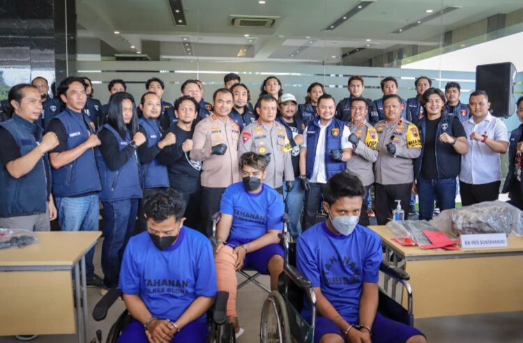 Kapolda Jateng Irjen Pol Ahmad Luthfi dalam sebuah Konferensi Pers Ungkap Kasus di Loby Mapolda Jateng. Dalam kegiatan tersebut, Kapolda turut didampingi Waka Polda Brigjen Pol Agus Suryo Nugroho, Dirreskrimum Kombes Pol Djohanson Ronald Simamora, Kapolres Blora AKBP Jaka Wahyudi, dan Kapolres Sukoharjo AKBP Sigit. Rabu, (24/4/2024).