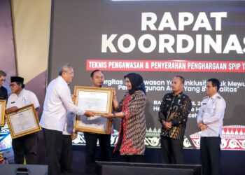 Penghargaan itu diserahkan langsung oleh Kepala BPKP Aceh, Supriyadi kepada Penjabat (Pj) Bupati Nagan Raya, Fitriany Farhas dalam acara Rapat Koordinasi (Rakor) Teknis Pengawasan Se-Aceh di Hermes Palace Hotel Banda Aceh, pada hari Rabu (24/4/2024).