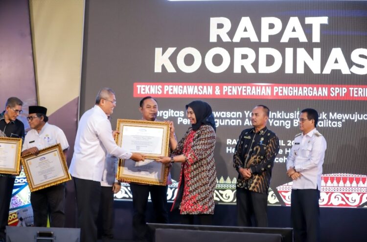 Penghargaan itu diserahkan langsung oleh Kepala BPKP Aceh, Supriyadi kepada Penjabat (Pj) Bupati Nagan Raya, Fitriany Farhas dalam acara Rapat Koordinasi (Rakor) Teknis Pengawasan Se-Aceh di Hermes Palace Hotel Banda Aceh, pada hari Rabu (24/4/2024).