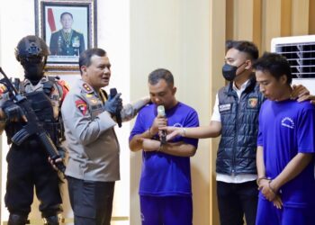 Kapolda Jawa Tengah Irjen Pol Ahmad Luthfi, melakukan Conferensi Pers pengungkapan kasus Penembakan yang terjadi di Hotel Braga Kab. Banyumas hari Sabtu 27 April 2024, Kegiatan di gelar di Aula Rekonfu Polresta Banyumas. Senin (29/4/24).