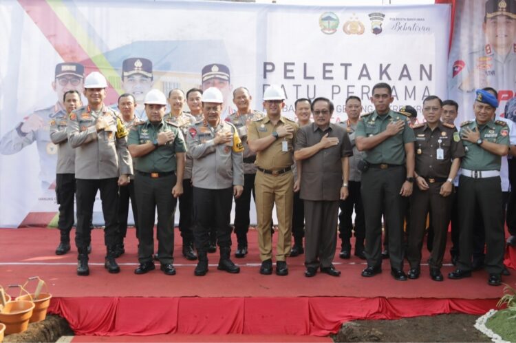 Kapolda Jawa Tengah Irjen Pol Ahmad Luthfi, bertempat di Jl. Letjend. Pol. R. Sumarto Kec. Purwokerto Utara Kabupaten Banyumas melakukam peletakan batu pertama pembangunan Gedung Sat Reskrim Polresta Banyumas, pada Senin (29/4/24)