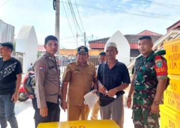 Babinsa Koramil 16/Bds Kodim 0103/Aceh Utara Serda Safriadi menghadiri pendistribusian bantuan Fiber Cool Box untuk para nelayan di gampong Pusong, Kota Lhokseumawe, Selasa (30/04/2024).