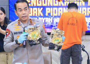 Kepala Kepolisian Daerah Sulawesi Selatan Irjen Pol Andi Rian R Djajadi, S.I.K., M.H. memimpin langsung kegiatan Press Release atas keberhasilan Satuan Reserse Narkoba Polres Barru menyita 30 kilogram Sabu-Sabu di dermaga Awerange Kab.Barru, yang di gelar di Lobby, Mapolda Sulsel, Selasa (30/04/2024).