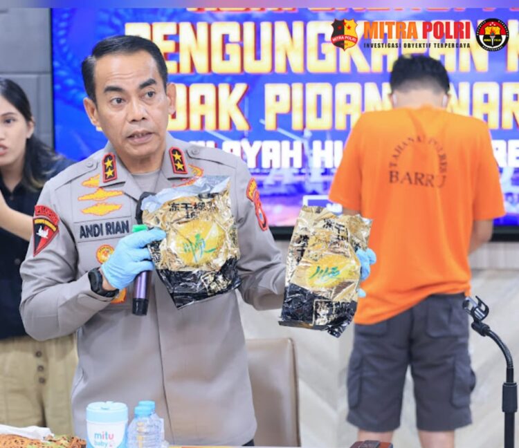 Kepala Kepolisian Daerah Sulawesi Selatan Irjen Pol Andi Rian R Djajadi, S.I.K., M.H. memimpin langsung kegiatan Press Release atas keberhasilan Satuan Reserse Narkoba Polres Barru menyita 30 kilogram Sabu-Sabu di dermaga Awerange Kab.Barru, yang di gelar di Lobby, Mapolda Sulsel, Selasa (30/04/2024).