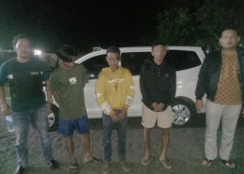 Kapolsek Tanah Jawa dan personil unit Reskrim polsek Tanah Jawa berhasil mengamankan 3 orang diduga sebagai pelaku penyaluran / pendistribusian dan penggunaaan pupuk bersubsidi tidak sesuai ketentuan jenis Urea dan Ponska yang di beli dari Desa Bosar Galugur Kecamatan Tanah Jawa untuk di bawa ke Desa Parhundalian Kecamatan Hatonduhan.
