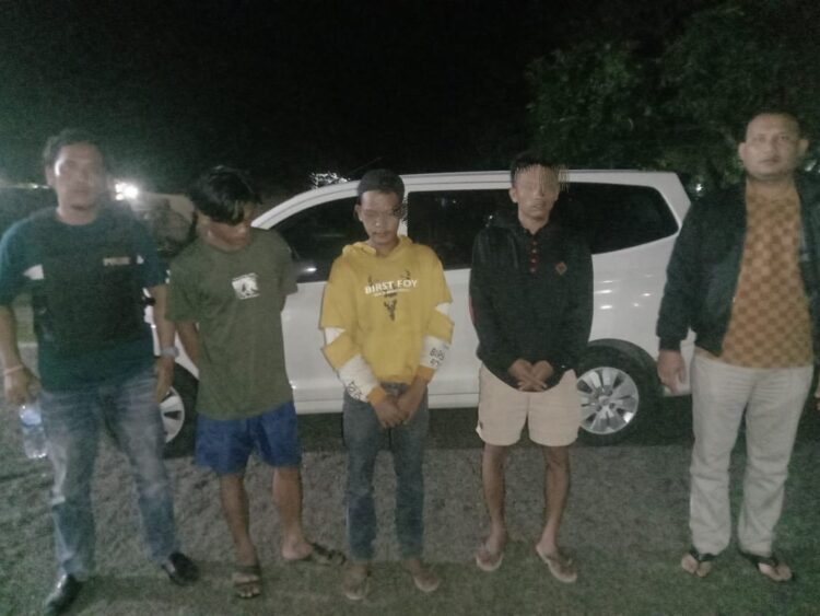 Kapolsek Tanah Jawa dan personil unit Reskrim polsek Tanah Jawa berhasil mengamankan 3 orang diduga sebagai pelaku penyaluran / pendistribusian dan penggunaaan pupuk bersubsidi tidak sesuai ketentuan jenis Urea dan Ponska yang di beli dari Desa Bosar Galugur Kecamatan Tanah Jawa untuk di bawa ke Desa Parhundalian Kecamatan Hatonduhan.