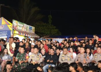 Suasana semarak terpancar di Indomaret Point Kemang saat Timnas Indonesia U-23 menghadapi laga semifinal Piala Asia, Senin (29/4/2024). Acara nobar ini dihadiri oleh sejumlah pejabat penting, termasuk Wakapolresta Manado AKBP Faisol Wahyudi, Camat Tuminting, serta Kapolsek Tuminting, Singkil, dan Bunaken Darat. Tak ketinggalan, kehadiran Danramil STB juga turut memeriahkan acara.