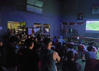 Warga Desa Sea Kecamatan Pineleng Kabupaten Minahasa memenuhi Balai Desa Sea dengan antusiasme yang luar biasa. Mereka berkumpul untuk menyaksikan pertandingan semifinal Piala Asia U-23 antara Indonesia dan Uzbekistan dalam acara nobar yang diadakan di balai desa mereka, Senin (29/4/2024) malam.