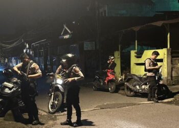 Satuan Samapta (Sat Samapta) Polresta Manado melakukan langkah proaktif dengan meningkatkan kehadiran dan patroli mobile di sekitar wilayah Kelurahan Banjer LK IV dan V, Kecamatan Tikala. Langkah ini diambil sebagai bagian dari upaya penguatan keamanan dan ketertiban masyarakat (Kamtibmas) di kawasan tersebut, Senin (29/4/2024) malam.
