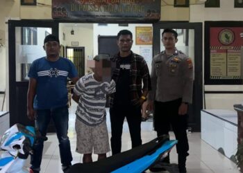 Tim Opsnal Polsek Malalayang berhasil mengungkap kasus pencurian kendaraan roda dua (Curanmor) yang terjadi pada hari Kamis, tanggal 04 April 2024, sekitar pukul 04.00 WITA, di Kelurahan Malalayang Satu Timur Lk.I Kecamatan Malalayang, Kota Manado. Kasus ini melibatkan satu unit kendaraan roda dua merk Honda dengan nomor polisi DB.2275 JH yang dimiliki oleh korban Aldo Senduk.