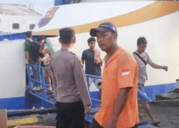 Polsek Pelabuhan Manado melakukan pengawalan ketat dalam pelaksanaan keberangkatan penumpang dari Pelabuhan Manado menuju tujuan di Pelabuhan Tagulandang, Siau, Tahuna, Talaud, dan Ternate. Upaya ini dilakukan dalam rangka memastikan keamanan dan kelancaran perjalanan para penumpang yang akan kembali ke kampung halaman atau tujuan lainnya, Senin (29/4/2024).