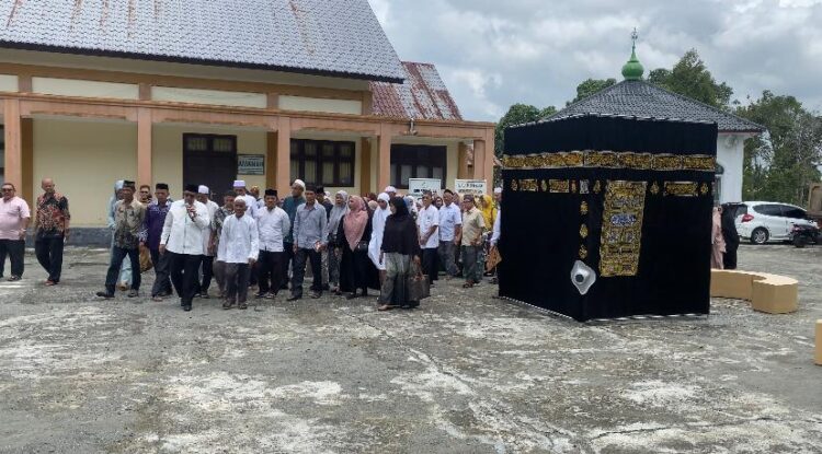 Sebanyak 105 jamaah haji asal Kabupaten Nagan Raya tahun 2024 sedang mengikuti bimbingan manasik haji yang berlangsung di aula Kantor Kementerian Agama (Kemenag) Kabupaten Nagan Raya. Rabu, (01/05/24).