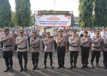 Satu personel Polres Purbalingga menerima penghargaan berupa kenaikan pangkat satu tingkat lebih tinggi atas pengabdiannya. Hal itu nampak saat digelar upacara laporan kenaikan pangkat di halaman Mapolres Purbalingga, Kamis (2/4/2024) pagi.