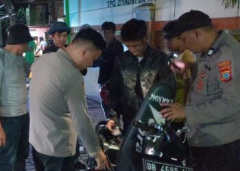 Polsek Tikala kembali menunjukkan komitmennya dalam menjaga keamanan dan kesejahteraan masyarakat dengan melaksanakan Kegiatan Rutin Yang Ditingkatkan (KRYD) di wilayah Banjer, Selasa (30/4/2024).