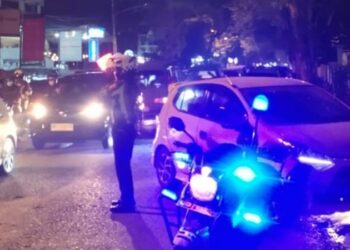 Satuan Lalu Lintas (Sat Lantas) Polresta Manado mengumumkan pelaksanaan “Operasi Silau Mata” sebagai bagian dari upaya meningkatkan keamanan di malam hari di kota. Dalam operasi ini, petugas akan menggunakan siaga lampu biru di titik-titik keramaian untuk mempertahankan ketertiban dan mencegah tindakan kriminal, Selasa (30/4/2024).
