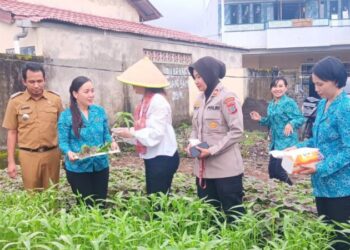Polsek Mapanget turut serta dalam pengamanan kegiatan lomba evaluasi perkembangan kelurahan dan tertib administrasi PKK tingkat kota Manado tahun 2024. Kegiatan ini diikuti oleh sejumlah kelurahan di Kota Manado yang akan dinilai dalam berbagai aspek, termasuk kemajuan dalam program PKK dan ketertiban administrasi, selasa (30/4/2024).
