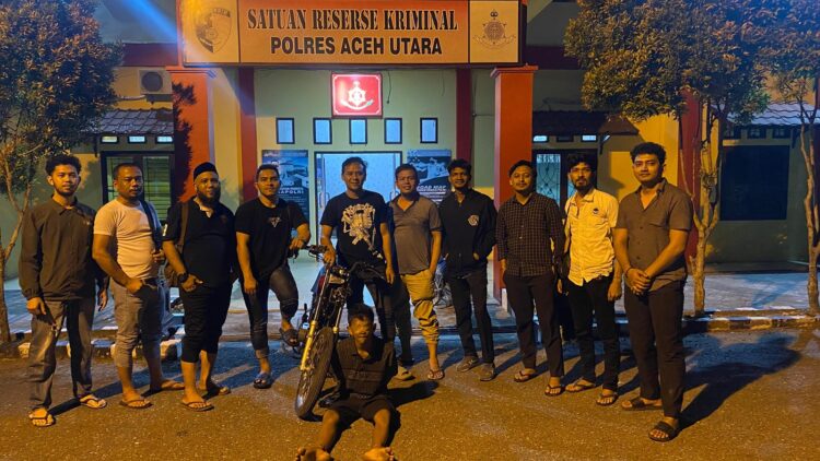Tersangka merupakan seorang remaja berusia 16 tahun berinisial MAL yang masih bestatus pelajar Sekolah Menengah Pertama. Dari tangannya petugas turut mengamankan satu unit Sepeda Motor jenis Yamaha RX King yang merupakan milik M Fajri, 27 tahun Anggota Polri yang berdinas di Polres Aceh Utara.