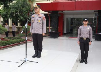 PIMPIN APEL: Kabid Humas Polda Sumut Kombes Pol Hadi Wahyudi memimpin Apel di Mapolda Sumut, Kamis (2/5/2024). (Foto Dok/ Polda Sumut)