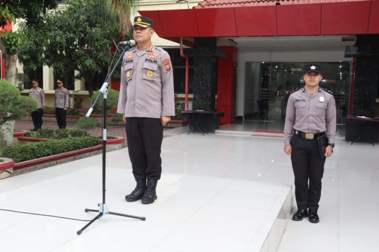 PIMPIN APEL: Kabid Humas Polda Sumut Kombes Pol Hadi Wahyudi memimpin Apel di Mapolda Sumut, Kamis (2/5/2024). (Foto Dok/ Polda Sumut)