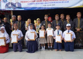 Pemerintah Kota (Pemkot) Tegal mengadakan upacara peringatan Hari Pendidikan Nasional (Hardiknas) tingkat Kota Tegal Tahun 2024 yang mengangkat tema "Pendidikan adalah bergerak bersama, lanjutkan merdeka belajar", di Halaman Pendopo Ki Gede Sebayu Komplek Balai Kota Tegal, Kamis (2/5/2024) pagi.