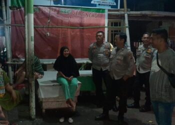 Kegiatan inovasi yang diprakarsai oleh Ba Ron-Ron Kampoeng di Kelurahan Sindulang Satu, Tuminting, telah menarik perhatian masyarakat setempat. Ba Ron-Ron Kampoeng, yang merupakan sebuah inisiatif kreatif dari warga setempat, bertujuan untuk membawa nuansa baru dan semangat kebersamaan dalam lingkungan tersebut, Rabu (1/5/2024).