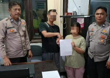 Bhabinkamtibmas (Bintara Pembina Keamanan dan Ketertiban Masyarakat) dari Polsek Mapanget menunjukkan komitmen yang kuat dalam menangani kasus kekerasan dalam rumah tangga dengan mengadakan kegiatan problem solving. Dalam upaya untuk menyelesaikan konflik secara efektif, mereka mengambil pendekatan kekeluargaan yang memediasi antara pihak terlibat, Kamis (2/5/2024).