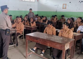 PENYULUHAN: Personel Satbinmas Polres Pelabuhan Belawan menyampaikan imbauan/penyuluhan kepada siswa/i SMA Nurani agar menghindari berbagai kenakalan remaja, Jumat (3/5/2024).(Foto Dok/Polres Belawan)
