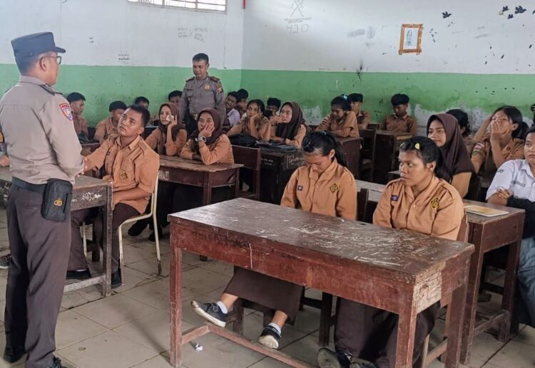 PENYULUHAN: Personel Satbinmas Polres Pelabuhan Belawan menyampaikan imbauan/penyuluhan kepada siswa/i SMA Nurani agar menghindari berbagai kenakalan remaja, Jumat (3/5/2024).(Foto Dok/Polres Belawan)