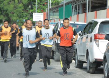Polres Samosir menggelar Test Kesamaptaan Jasmani Berkala Periode I Tahun Anggaran 2024 bagi personilnya di Lapangan Mako Polres Samosir. Jumat,(03/05/2024).