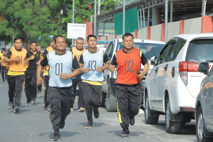 Polres Samosir menggelar Test Kesamaptaan Jasmani Berkala Periode I Tahun Anggaran 2024 bagi personilnya di Lapangan Mako Polres Samosir. Jumat,(03/05/2024).