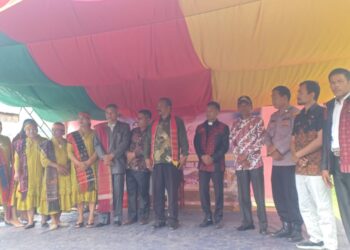 Personil Polsek Palipi Polres Samosir AIPTU H. Swandi Sinaga Hadiri Kegiatan Pelepasan Siswa Kelas IX SMP Negeri 2 Kec. Sitio-tio Kab.Samosir Tahun Ajaran 2024 yang dilaksanakan di Lapangan Sekolah SMP Negeri 2 Kec. Sitiotio Kab. Samosir. (02 Mei 2024).