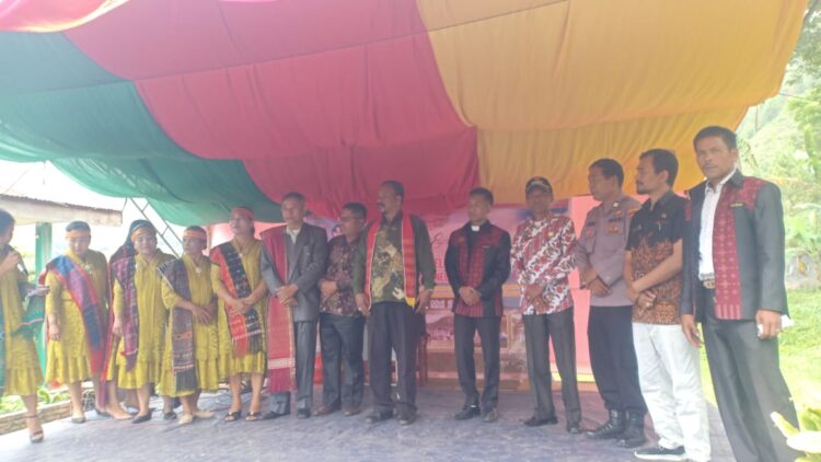 Personil Polsek Palipi Polres Samosir AIPTU H. Swandi Sinaga Hadiri Kegiatan Pelepasan Siswa Kelas IX SMP Negeri 2 Kec. Sitio-tio Kab.Samosir Tahun Ajaran 2024 yang dilaksanakan di Lapangan Sekolah SMP Negeri 2 Kec. Sitiotio Kab. Samosir. (02 Mei 2024).