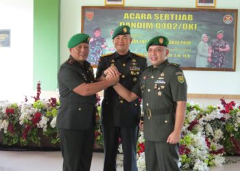 Danrem 044/Gapo Brigjen TNI M. Thohir, S.Sos., M.M., saat memimpin Upacara Serah Terima Jabatan Dandim 0402/OKI yang berlangsung di Aula Darmawangsa Makodim 0402/OKI Kayuagung. Jumat (3/5/2024).