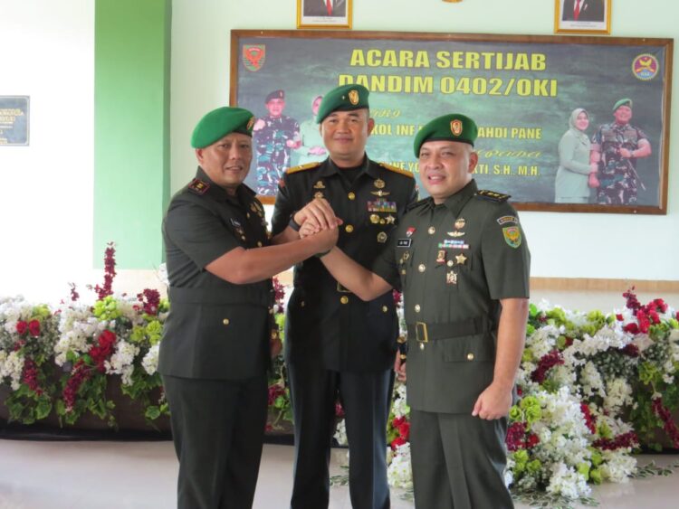 Danrem 044/Gapo Brigjen TNI M. Thohir, S.Sos., M.M., saat memimpin Upacara Serah Terima Jabatan Dandim 0402/OKI yang berlangsung di Aula Darmawangsa Makodim 0402/OKI Kayuagung. Jumat (3/5/2024).