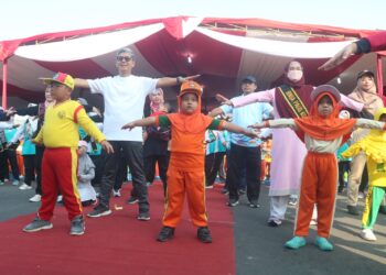 Pj. Wali Kota Tegal, Dadang Somantri bersama istri ikuti Senam bersama Anak-Anak PAUD, dalam rangkaian Peringatan Kegiatan Hari Pendidikan Nasional (Hardiknas), Jum’at (3/5/2024) di Jalan Pancasila Kota Tegal.