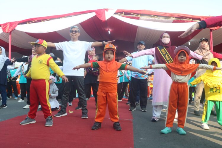 Pj. Wali Kota Tegal, Dadang Somantri bersama istri ikuti Senam bersama Anak-Anak PAUD, dalam rangkaian Peringatan Kegiatan Hari Pendidikan Nasional (Hardiknas), Jum’at (3/5/2024) di Jalan Pancasila Kota Tegal.