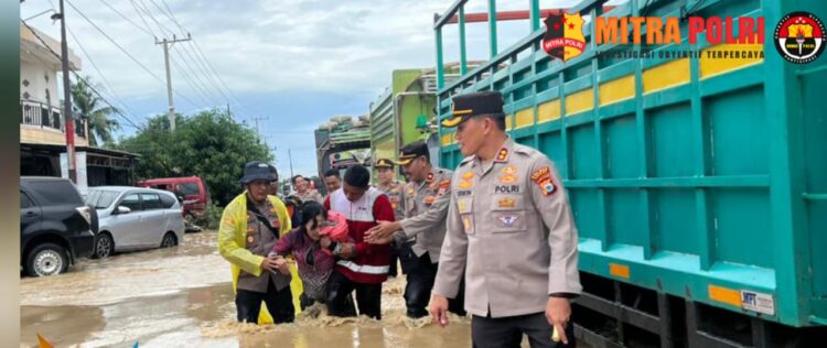 Kapolres Sidrap AKBP Erwin Syah, S.I.K.M.H bersama Wakapolres Kompol Ahmad Rosma, PJU dan Palang Merah Indonesia (PMI) turun pantau situasi banjir dan bantu evakuasi masyarakat yang terdampak di Jalan Poros Sidrap -Wajo, Kecamatan Dua Pitue, Sidrap. Jumat (3/4/2024).